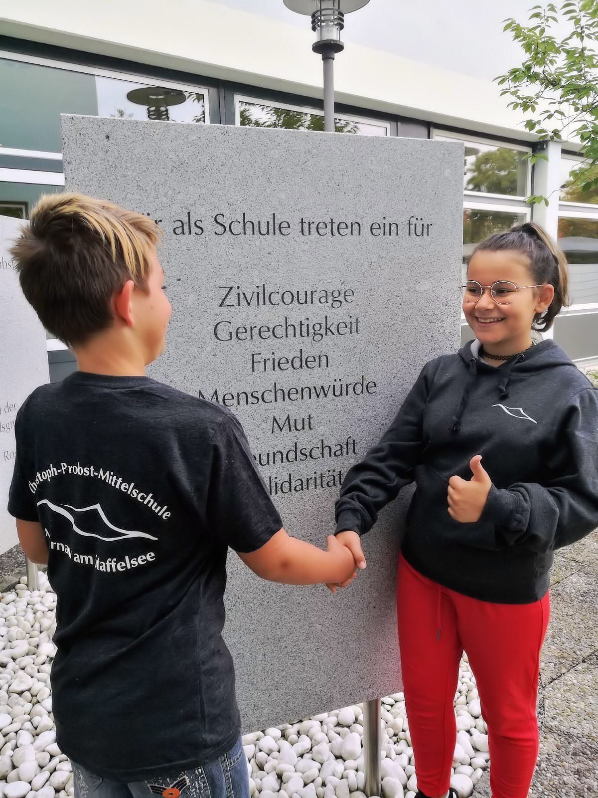 Zwei Jugendliche in Schulkleidung